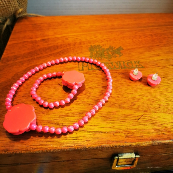 Vintage Small Child Size Bright Pink Resin Rose and Iridescent Bead Jewelry Set - Picture 6 of 12